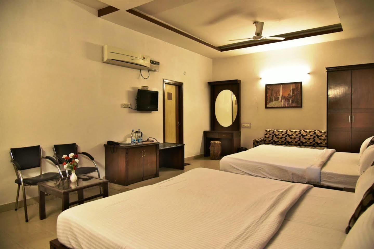 Hotel Hk Continental Amritsar Eksteriør billede