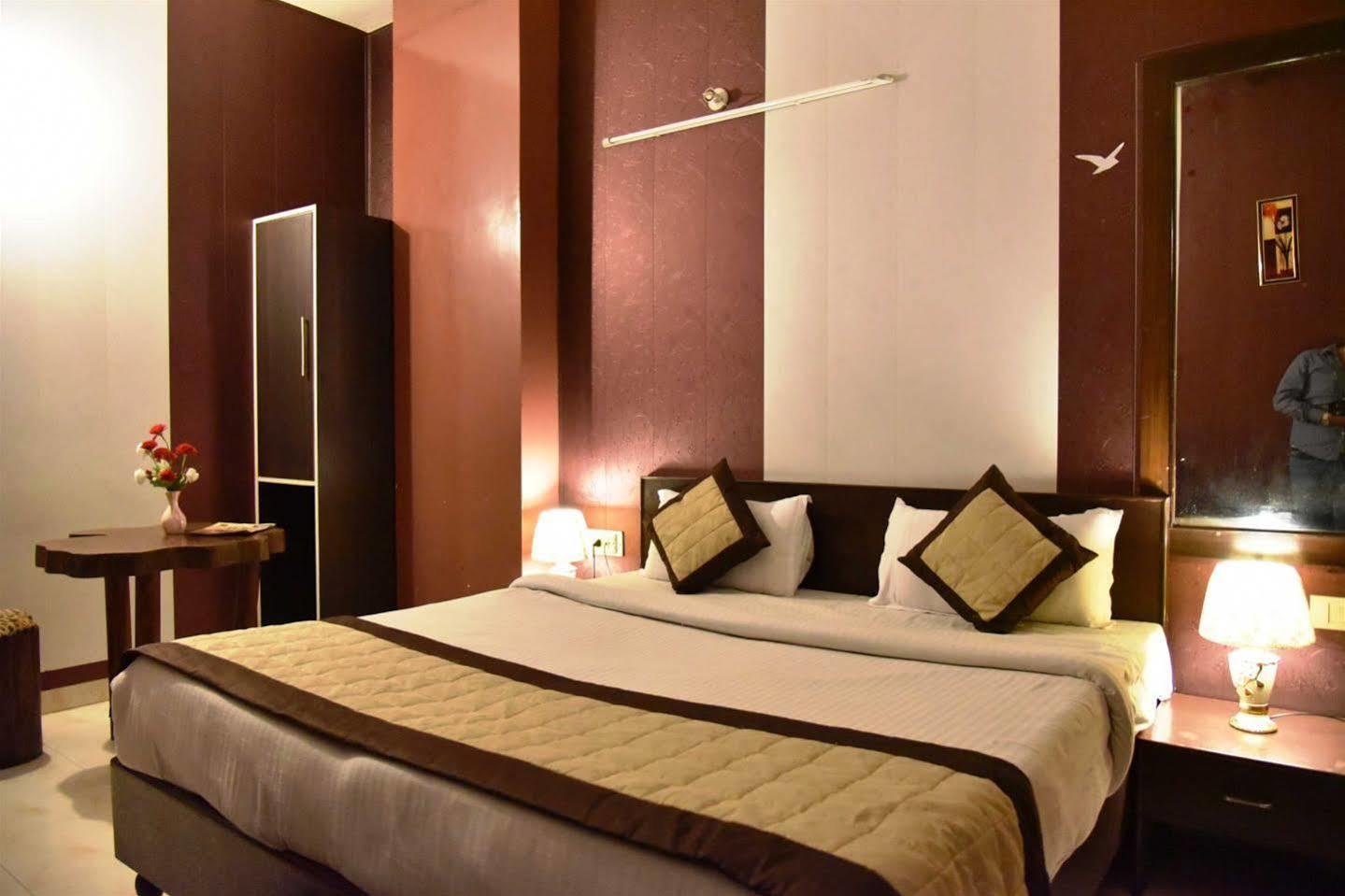 Hotel Hk Continental Amritsar Eksteriør billede