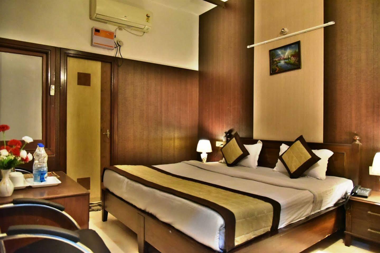 Hotel Hk Continental Amritsar Eksteriør billede