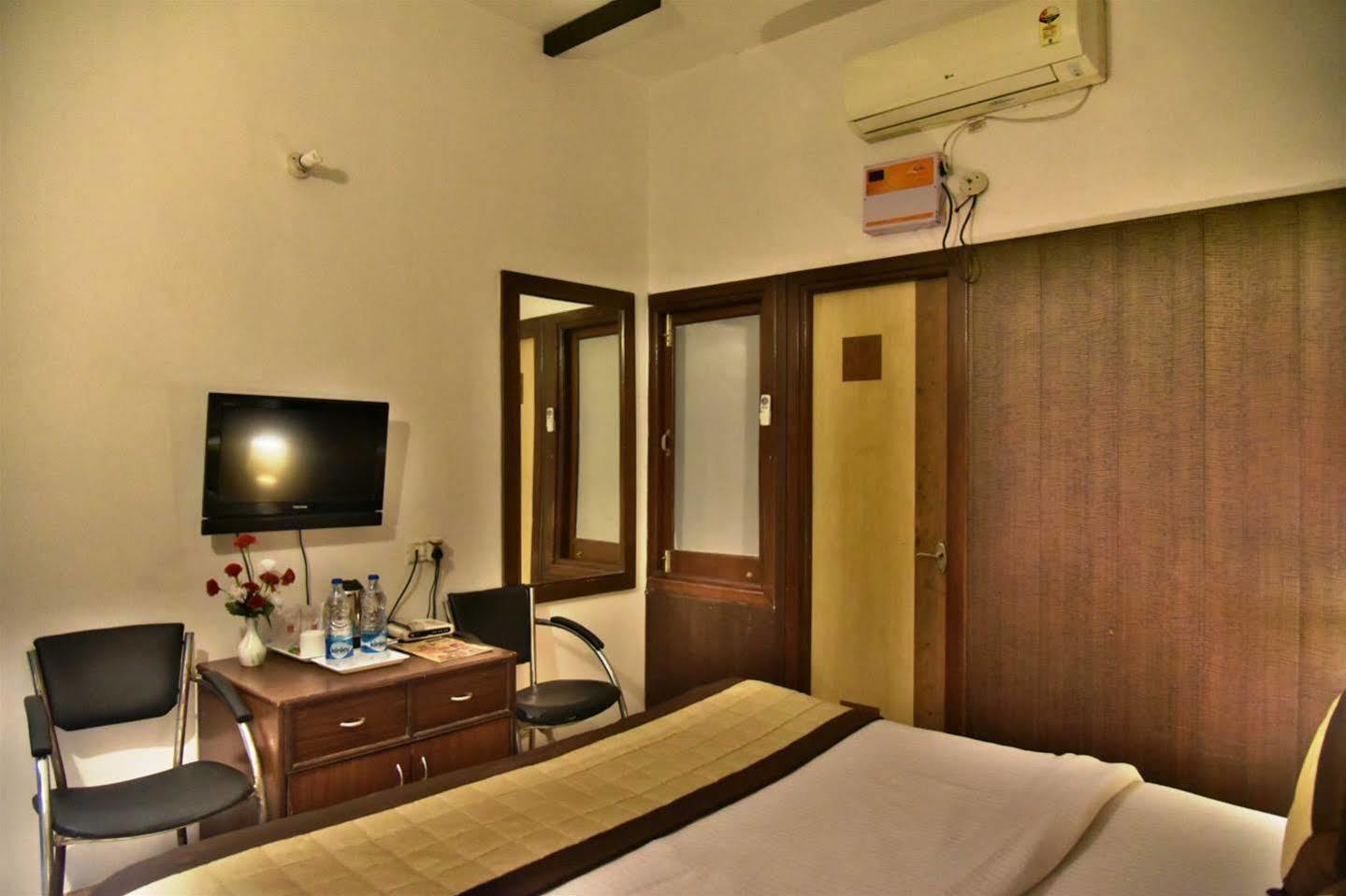 Hotel Hk Continental Amritsar Eksteriør billede